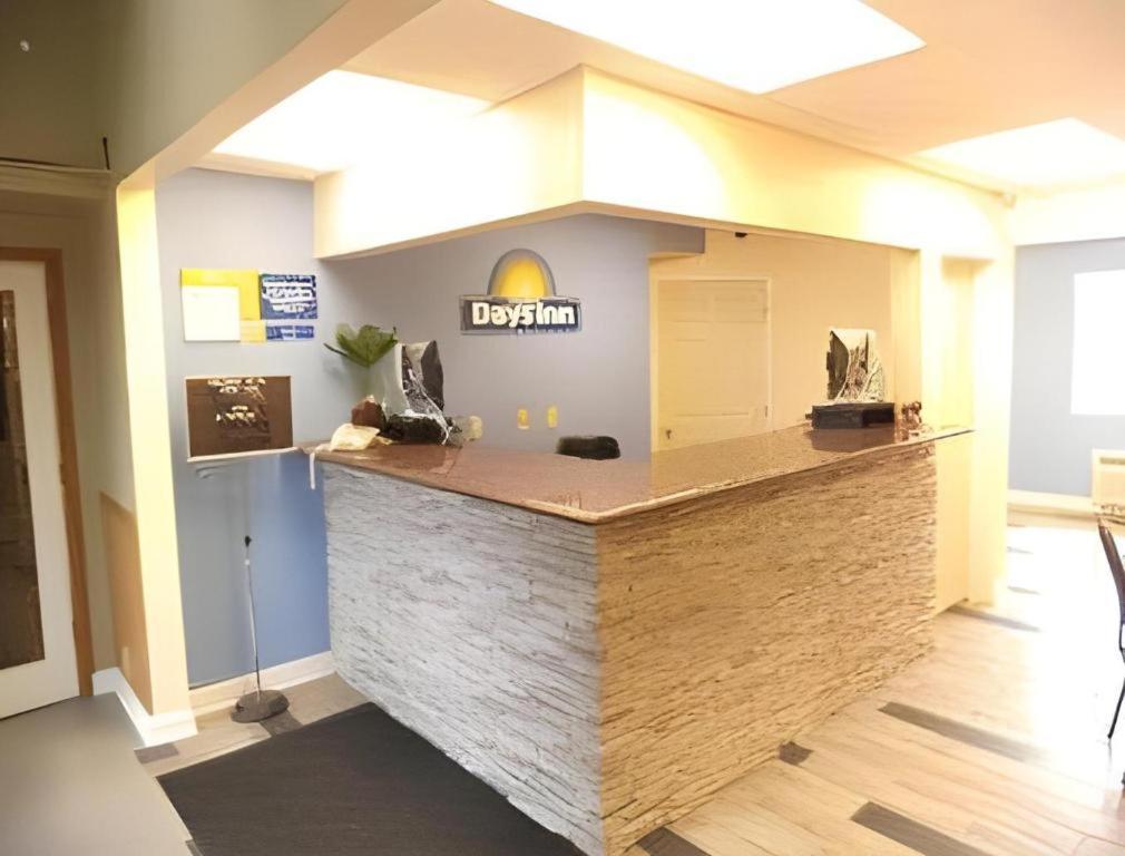 Days Inn By Wyndham West Branch Iowa City Area Exterior photo